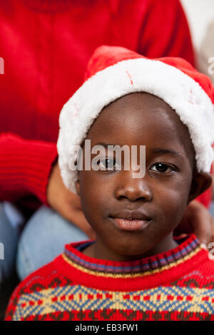 Black Boy guardando la fotocamera Foto Stock