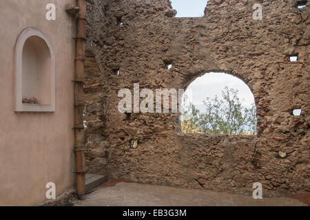 Antico in pietra finestra che mostra parte del paesaggio Foto Stock