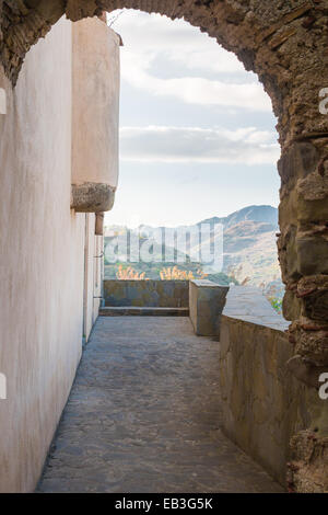 Antico in pietra finestra che mostra parte del paesaggio Foto Stock