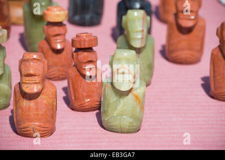 Il Cile, Isola di Pasqua aka Rapa Nui. Souvenir tipici Artigianato in vendita intorno all'isola. Pietra scolpita moi le figure. Foto Stock