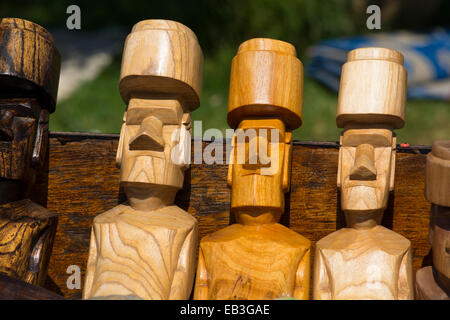 Il Cile, Isola di Pasqua aka Rapa Nui. Souvenir tipici Artigianato in vendita intorno all'isola. Legno scolpito moi le figure. Foto Stock