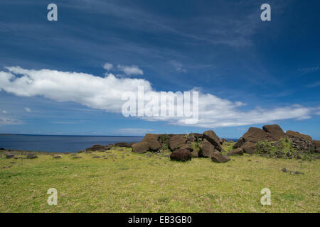 Il Cile, Isola di Pasqua aka Rapa Nui, Rapa Nui NP. Ahu Vinapu, importante centro cerimoniale. Vista costiera della piattaforma. Foto Stock