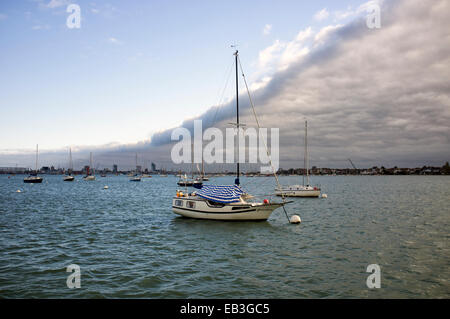 Nuvole che mostra un fronte meteo in arrivo sul mare nel porto di Portsmouth Regno Unito Foto Stock