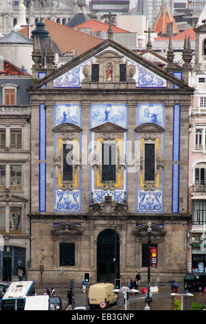 Igreja dos Congregados è una chiesa del XVII secolo con un moderno dipinto di piastrelle in ceramica (zulejos) da Jorge Colaco,Oporto portogallo Foto Stock