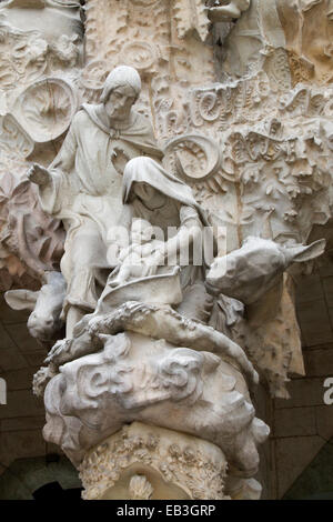 La facciata della Natività sulla Sagrada Familia (Sacra Famiglia) progettato da Antonio Gaudì a Barcellona,Spagna Foto Stock