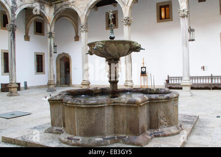 Cortile interno e una fontana in Hostal de los Reyes Catolicos costruito nel 1499 come un ospedale a casa malato pilgrams trova Foto Stock