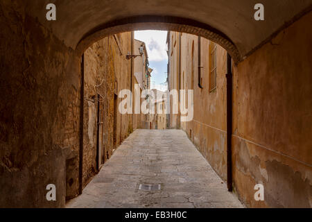 Le strette strade di Volterra, Toscana. Foto Stock