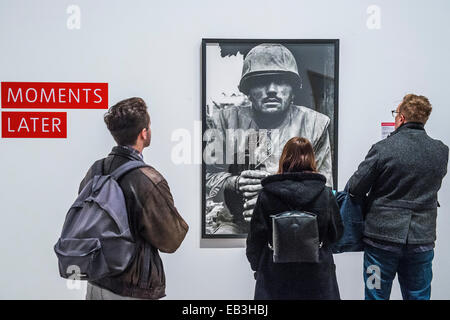 Londra, Regno Unito. 25 Novembre, 2014. Guscio scioccato da Don McCullin. Conflitto, tempo, fotografia, una nuova mostra alla Tate Modern - vetrina per i modi unici fotografi guardare indietro a momenti di conflitto, dai secondi dopo una bomba viene fatta esplodere a 100 anni dopo una guerra è finita. Credito: Guy Bell/Alamy Live News Foto Stock