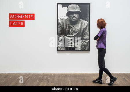 Londra, Regno Unito. 25 Novembre, 2014. Guscio scioccato da Don McCullin. Conflitto, tempo, fotografia, una nuova mostra alla Tate Modern - vetrina per i modi unici fotografi guardare indietro a momenti di conflitto, dai secondi dopo una bomba viene fatta esplodere a 100 anni dopo una guerra è finita. Credito: Guy Bell/Alamy Live News Foto Stock