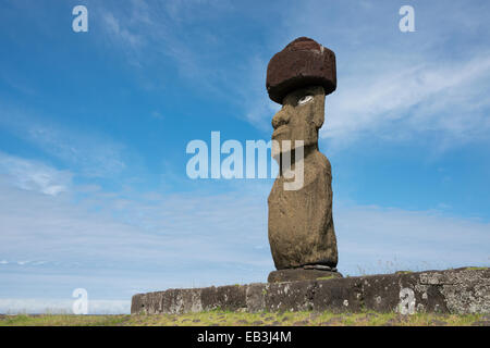 Cile, l'Isola di Pasqua (Rapa Nui), Hanga Roa. Ahu Tahai, sito storico con tre piattaforme cerimoniali. Ahu Ko Te Riku, moi. Foto Stock