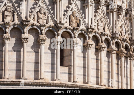 Dettaglio del Battistero di San Giovanni in Pisa. Essa risale al XII secolo e comprende l'architettura che mostra la trans Foto Stock