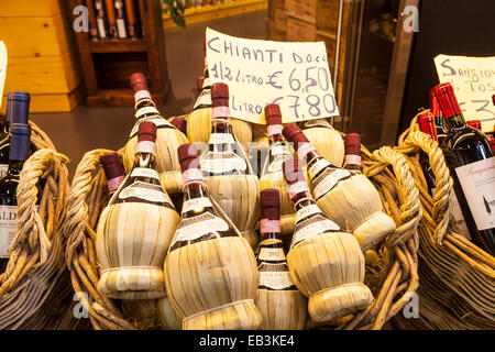 Il vino Chianti in vendita nel Mercato Centrale di Firenze. Foto Stock