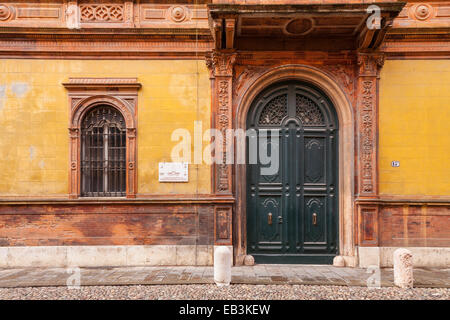 Una facciata di palazzo nella città di Ferrara, Italia. Foto Stock