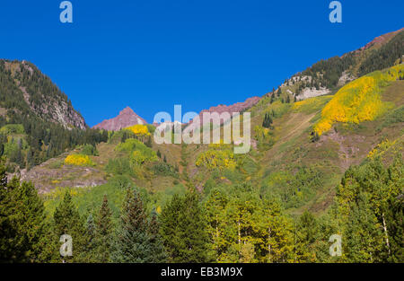 Maroon Bells zona fuori Aspen in marrone rossiccio Bells-Snowmass deserto di White River National Forest nelle Montagne Rocciose Foto Stock