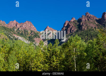 Maroon Bells zona fuori Aspen in marrone rossiccio Bells-Snowmass deserto di White River National Forest nelle Montagne Rocciose Foto Stock