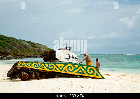 Uomo e Ragazzo che guarda al serbatoio abbandonati, Flamenco Beach, Culebra, Puerto Rico Foto Stock