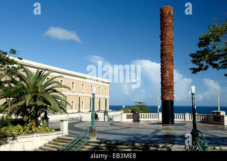 Totem e plaza, Plaza V Centenario (Plaza del quinto centenario), la Città Vecchia di San Juan, Puerto Rico Foto Stock