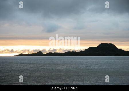 In barca a vela al tramonto nel canale di Darwin, fiordi cileni, Cile, America del Sud. Foto Stock
