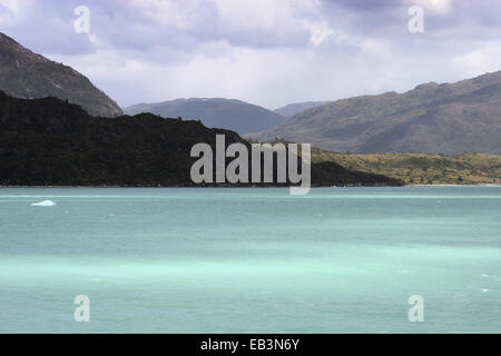 Il paesaggio che circonda il Bernardo O'Higgins Parco Nazionale sul bordo del Canale Sarmiento, Patagonia, Cile, Sud America Foto Stock