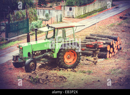 In stile vintage foto del vecchio trattore usato nella industria del legno. Foto Stock