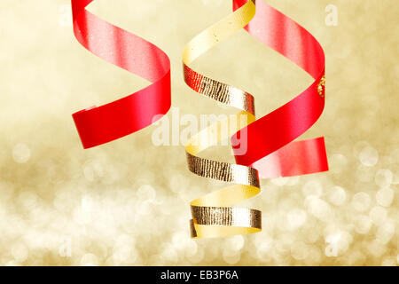 Decorativo colorato nastri di curling su sfondo glitter Foto Stock