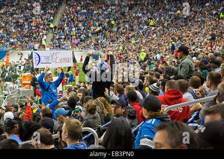 Detroit, Michigan - un uomo detiene un segno leggere 'Detroit vs. tutti" durante un National Football League game al Ford Field. Foto Stock