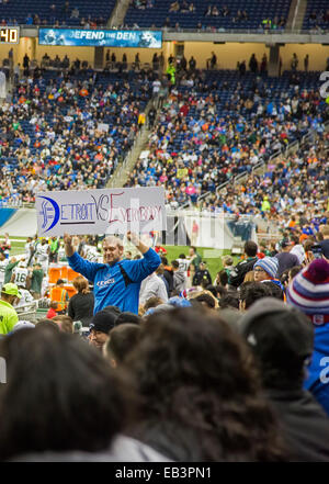 Detroit, Michigan - un uomo detiene un segno leggere 'Detroit vs. tutti" durante un National Football League game al Ford Field. Foto Stock