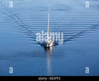 Vista aerea di una barca a vela che guida a motore sul fiume interno , Leppävirta , Finlandia Foto Stock
