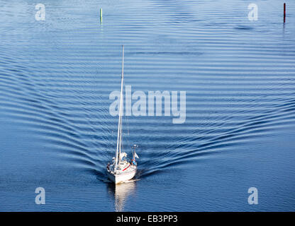 Vista aerea di una barca a vela che guida a motore sul fiume interno , Leppävirta , Finlandia Foto Stock