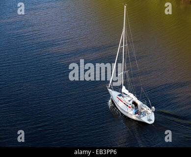 Vista aerea ad alto angolo di una barca a vela che guida a motore nel fiume interno , Leppävirta , Finlandia Foto Stock