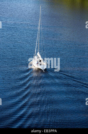 Vista aerea di una barca a vela che guida a motore sul fiume interno , Leppävirta , Finlandia Foto Stock