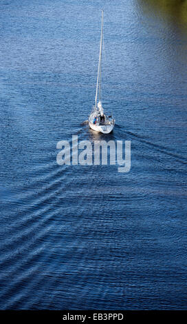 Vista aerea di una barca a vela che guida a motore sul fiume interno , Leppävirta , Finlandia Foto Stock