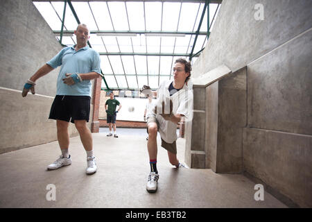 Eton cinque, pallamano gioco per due squadre di due guanti che indossa i giocatori, originariamente sviluppato a Eton College, England, Regno Unito Foto Stock