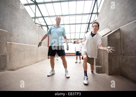 Eton cinque, pallamano gioco per due squadre di due guanti che indossa i giocatori, originariamente sviluppato a Eton College, England, Regno Unito Foto Stock