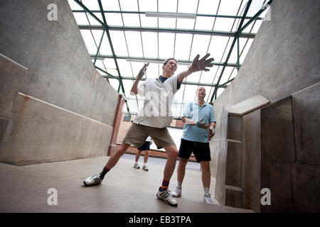 Eton cinque, pallamano gioco per due squadre di due guanti che indossa i giocatori, originariamente sviluppato a Eton College, England, Regno Unito Foto Stock