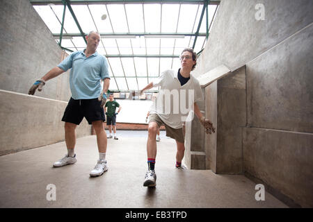 Eton cinque, pallamano gioco per due squadre di due guanti che indossa i giocatori, originariamente sviluppato a Eton College, England, Regno Unito Foto Stock