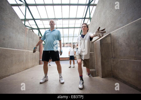 Eton cinque, pallamano gioco per due squadre di due guanti che indossa i giocatori, originariamente sviluppato a Eton College, England, Regno Unito Foto Stock