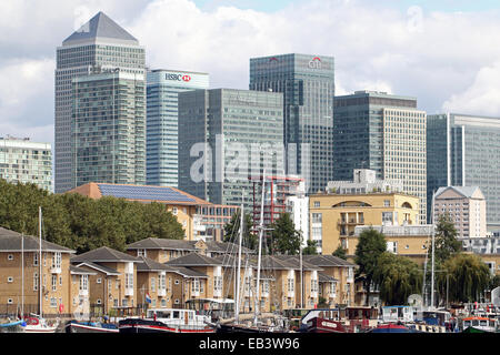 Vista ravvicinata del Canary Wharf torri dalla Groenlandia Quays con piccole imbarcazioni in primo piano. Foto Stock