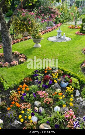 Estate fiori in un giardino di aggiudicazione Foto Stock