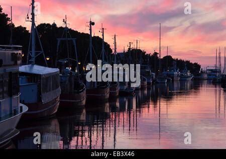 Porto di pesca con taglierine, Warnemünde, Germania Foto Stock