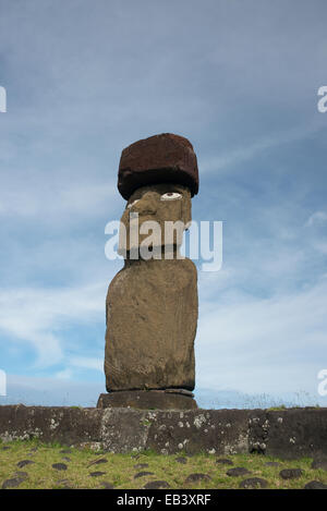 Cile, l'Isola di Pasqua (Rapa Nui), Hanga Roa. Ahu Tahai, sito storico con tre piattaforme cerimoniali. Ahu Ko Te Riku, moi. Foto Stock