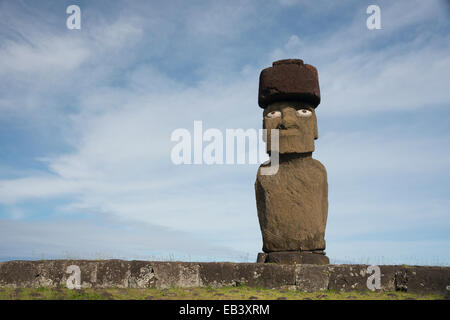 Cile, l'Isola di Pasqua (Rapa Nui), Hanga Roa. Ahu Tahai, sito storico con tre piattaforme cerimoniali. Ahu Ko Te Riku, moi. Foto Stock