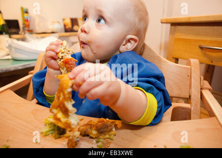Allattamento Se stesso Foto Stock