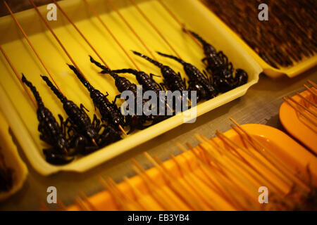 In prossimità di alcuni scorpioni in vendita su un mercato alimentare in Cina. Foto Stock