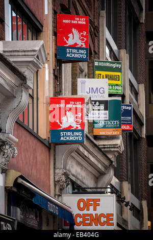 In vendita segni di vari agenti immobiliari in City Road, Londra Foto Stock