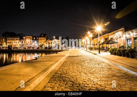 Strada di ciottoli lungo il litorale di Fells Point di notte, Baltimore, Maryland. Foto Stock