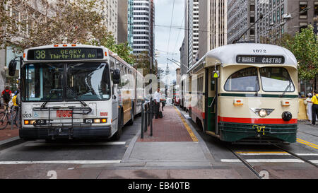 SAN FRANCISCO, CA, Stati Uniti d'America - 15 ottobre 2014: in autobus e tram attendere a un incrocio nel centro cittadino di San Francisco, CA, Stati Uniti d'America il 15 ottobre Foto Stock