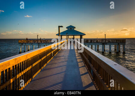 Luce della Sera sulla pesca del molo a Fort Myers Beach, Florida. Foto Stock