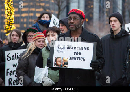 Detroit, Michigan, Stati Uniti d'America. 25 Nov, 2014. La gente protestare contro la decisione di un grand jury in Ferguson, Missouri a non incriminare un bianco funzionario di polizia per l uccisione di Michael Brown, un inerme afro-americano di adolescente. Credito: Jim West/Alamy Live News Foto Stock