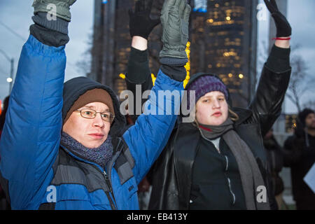 Detroit, Michigan, Stati Uniti d'America. 25 Nov, 2014. La gente protestare contro la decisione di un grand jury in Ferguson, Missouri a non incriminare un bianco funzionario di polizia per l uccisione di Michael Brown, un inerme afro-americano di adolescente. Credito: Jim West/Alamy Live News Foto Stock